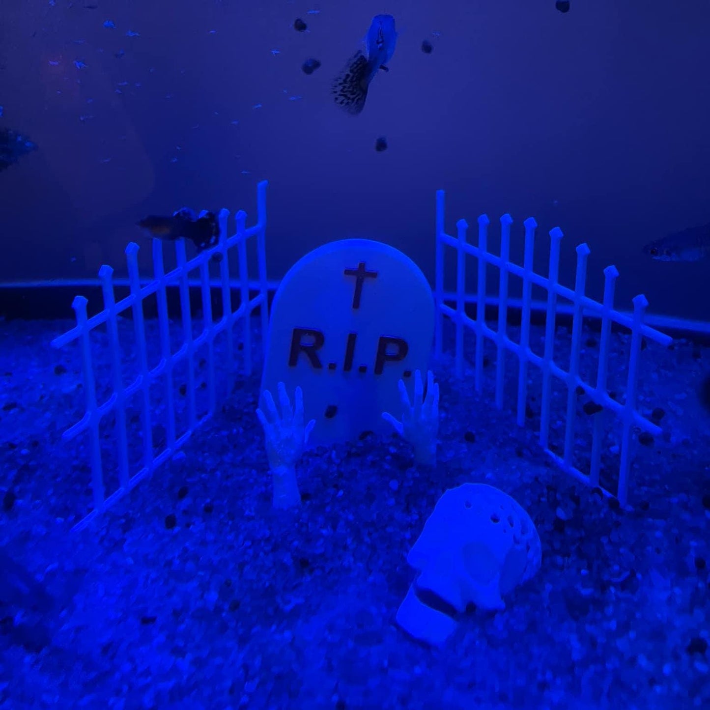 Rise of the Dead, RIP Gravestone Halloween Decoration for Fish Tank, Zombies Hands, DIY Graveyard of the Dead with Spooky Vibe for Aquarium